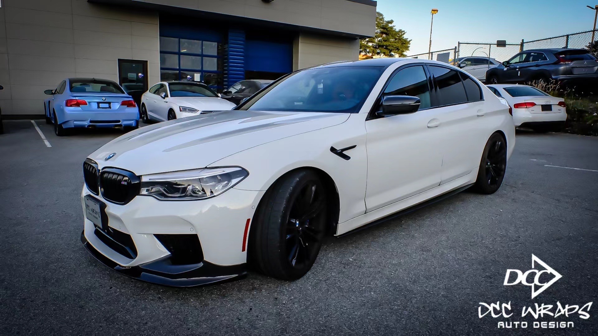 BMW M5 installed carbon fiber front lip, posterior lip, side skirt, and spoiler